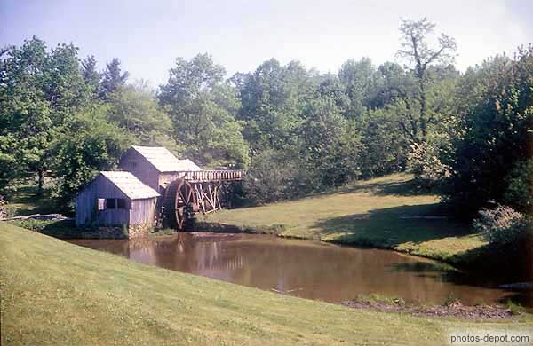 Moulin à aube en bois