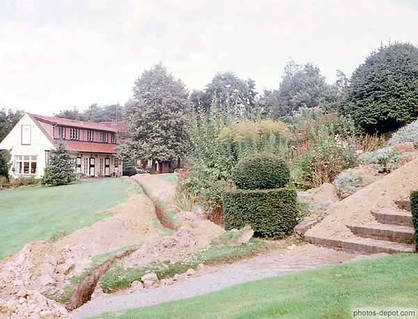 Maison, tranchée et jardin Inconnu, Photo 1970