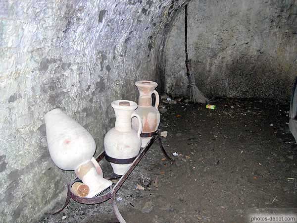 photo d'amphores dans la cave du souterrain
