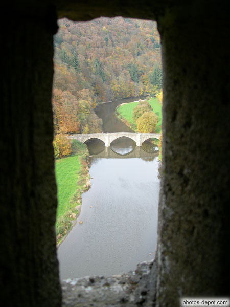 photo de pont à trois arches sur la rivière Semois vue par la meurtrière
