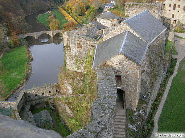 photo d'enceinte du fort de Godefroi de Bouillon et rivière Semois