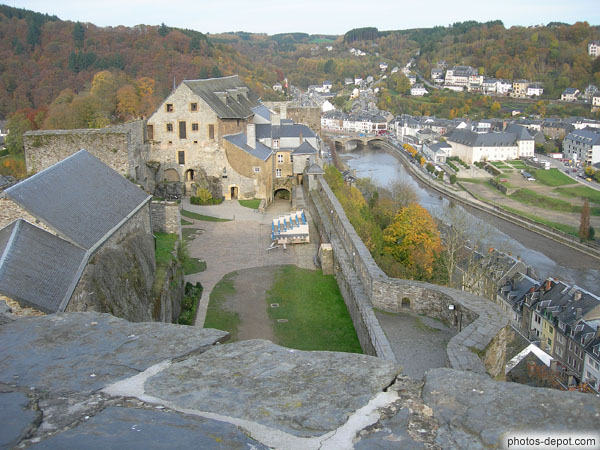photo de place d'armes et Village de Bouillon
