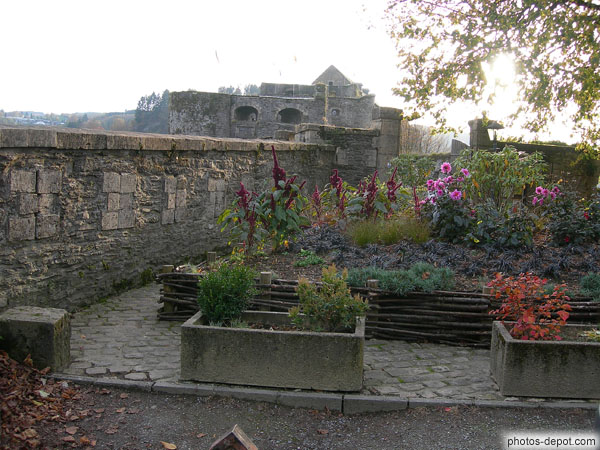 photo de jardin devant le fort de Godefroi de Bouillon
