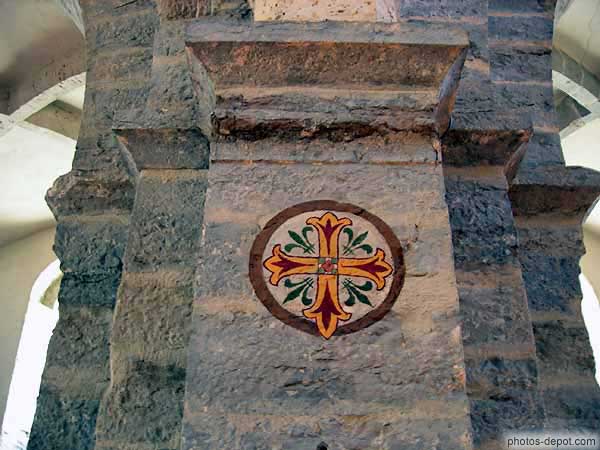 photo de croix peinte sur les piliers de l'église du monastère de la Grâce Dieu