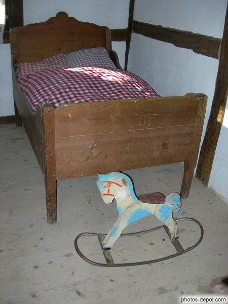 photo de lit enfant et cheval de bois XIXe