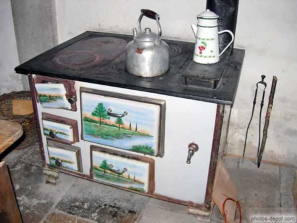 photo de cuisinière à bois en fonte aux portes décorées