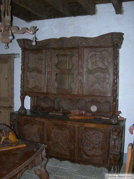 Meuble au bois travaillé