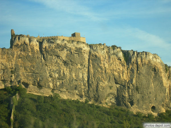 photo de Château féodal de Mornas surplombant la vallée du Rhone