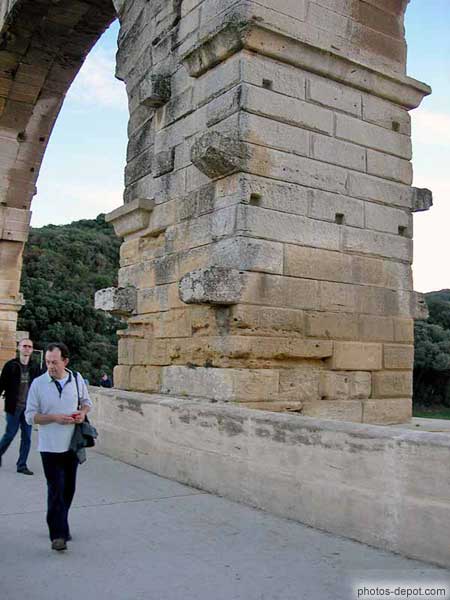 photo de pilier du second niveau du Pont du Gard