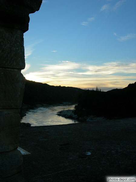 photo de vue amont du Gardon depuis le pont du Gard