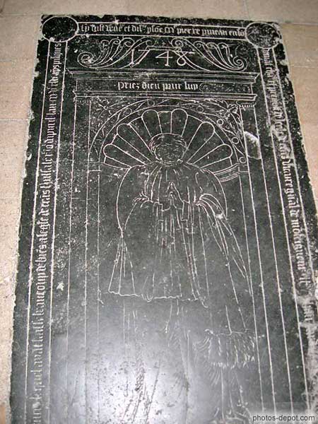 photo de pierre tombale dans la cathédrale