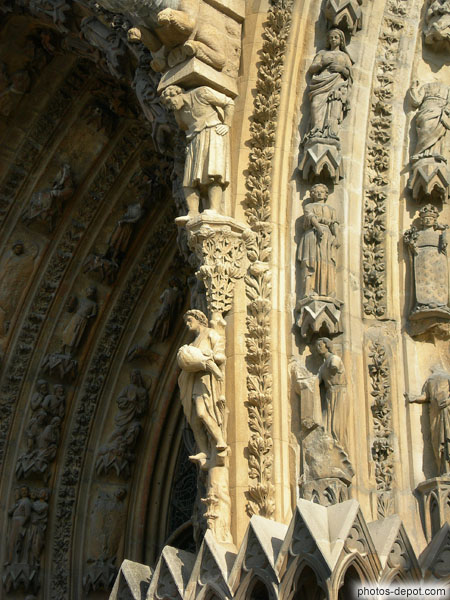 photo de détail sculptures du portique de la cathédrale