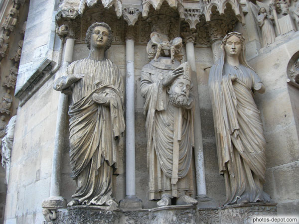photo de portail Nord,  ébrasement de gauche, Ange à l'encensoir, Saint Nicaise portant sa tête, de sa soeur Sainte Eutropie