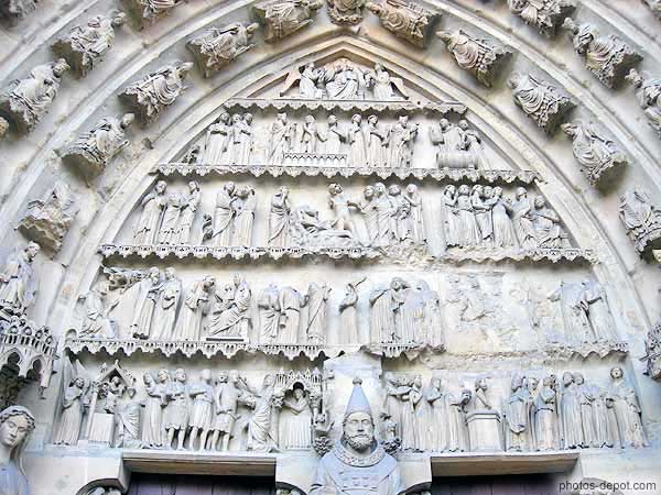 Tympan portail nord, surmonté du Christ entre deux anges surmontant miracles de St Rémi