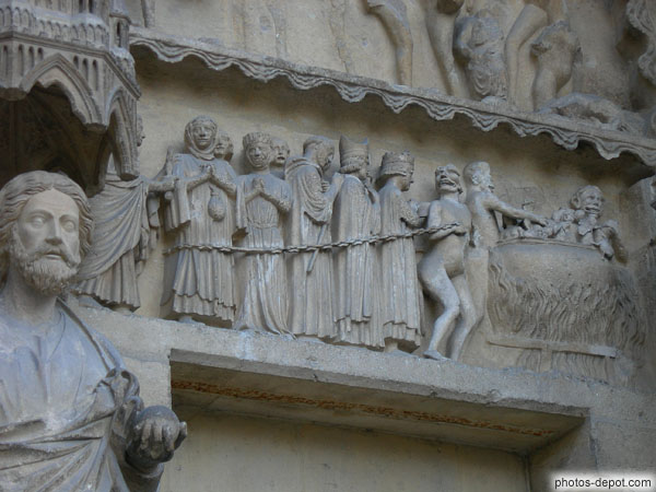 photo de Détail sculpture portail du Beau Christ