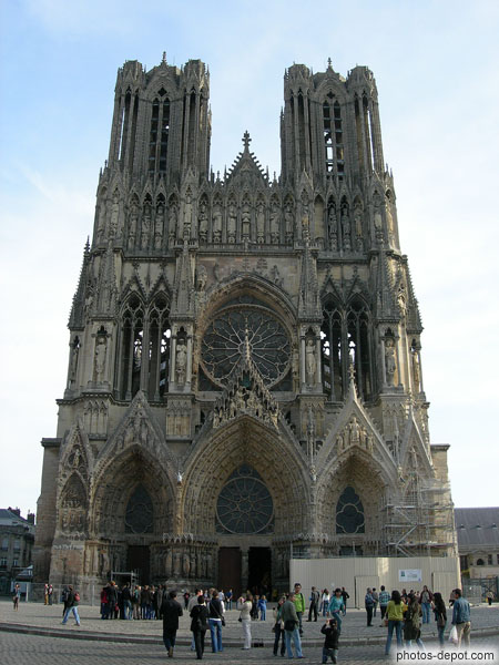 photo de Facade frontale de la Cathédrale Gothique