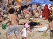 Enfants jouent sur la plage