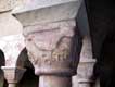 Animaux mythiques, chapiteau de colonne du Cloître / France, Languedoc Roussillon, Saint Genis Fontaines