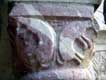 Taureaux sculptés dans le marbre rose de Villefranche de Conflens, Cloître