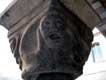 Visages chantants sculptés sur marbre noir des corbières, Cloître