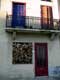 Maison Villelongue, réserve de bois à la fenêtre / France, Languedoc Roussillon, Villelongue de la Salanque