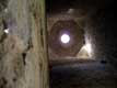 Ouverture dans la voûte en coupole circulaire à trompes de la tour de l'Abbaye de Lagrasse / France, Languedoc Roussillon, Lagrasse