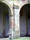Colonnes droites à contreforts, Cloître de pierres aux rainures roses, 1760, Abbaye de Lagrasse / France, Languedoc Roussillon, Lagrasse