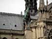 Statues semblent descendre le long du toit de la cathédrale Notre Dame