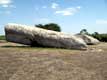 Grand menhir brisé. Brisé en 4 morceaux, ce monolithe est travaillé; sur le 2e tronçon figure une grand signe en <<hache>>. / France, Bretagne, Locmariaquer