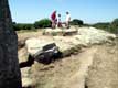On marche sur les pierres du Dolmen des pierres plates