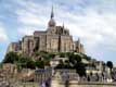 Construit sur unn ilot granitique de 900m de tour et 80m de haut, entouré de remparts,la pointe de l'abbaye culmine à 150m de haut / France, Normandie, Mont St Michel
