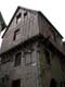 haute maison d�bordant des murs du 1er �tage / France, Bretagne, Vannes