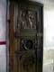 Porte en chêne sculptée à l'entrée de la chapelle : Jésus à St Thomas : avance ton doigt ici