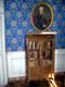 Petite bibliothèque marquetée de bois de rose de style Louis XV dans la chambre bleue