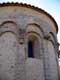 Fenêtre romane dans abside chapelle St Julien