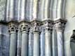 Détail des chapiteaux de colonnes du portail roman de la cathédrale St Nazaire et St Celse