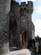 tour carr�e de l'�v�que prenant appui sur les 2 enceintes en enjambant les lices / France, Carcassonne