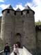 2 tours jumelles encadrant un corps central de défense très élaboré à 2 machicoulis, herse métallique et vantaux de bois / France, Languedoc Roussillon, Carcassonne