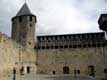 Muraille est vue de la cour d'honneur du chateau / France, Languedoc Roussillon, Carcassonne