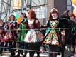 Petites filles irlandaises en costume