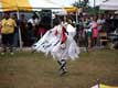 Danseuse Amérindiens en costume blanc