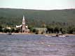 �glise d'Oka derri�re le fleuve / Canada, Oka, Hudson