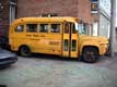 Vieil autobus scolaire jaune