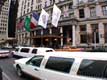 d�fil� de limousines devant hotel de luxe