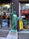 Statue de la liberté miniature dans la rue / USA, New York