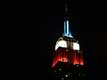 Sommet éclairé de l'empire state building de nuit / USA, New York