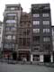 facade de maison de briques enserr�e entre deux immeubles