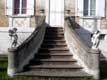 élégant escalier bordé de statues d' enfants / France, Aquitaine, Libourne