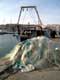 Filets de pêche et chalutier sur le port