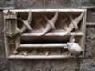 Boite aux lettres de pierre sculptée aux hirondelles et tortue, quartier gothique / Espagne, Barcelone